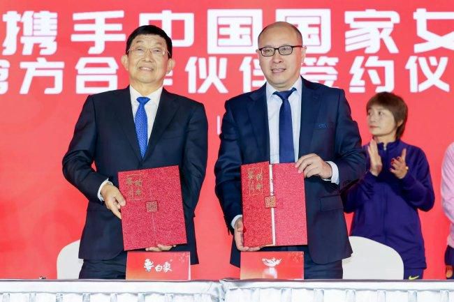冯小刚、宋丹丹、张国立委员分别在小组会上发言。