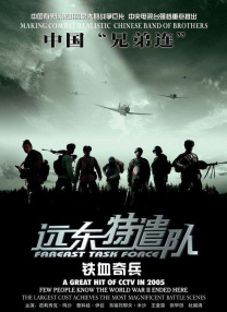 那天突然下暴雨，导演说就在暴雨中拍摄。