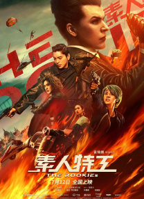 泰勒双手拽衣角防大风，晕染紧身裤包裹逆天长腿，遭到一大堆粉丝围观跟拍一脸淡定。